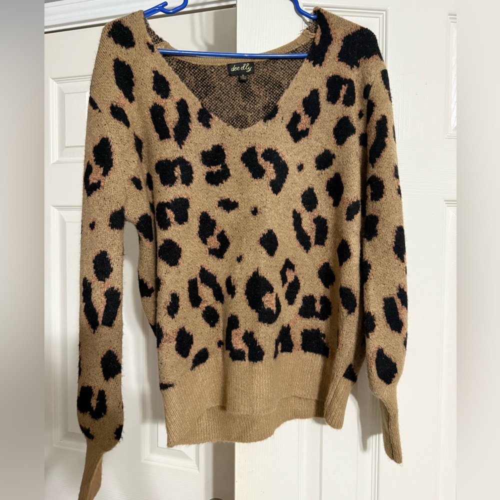 Like New Medium Leopard Sweater Top